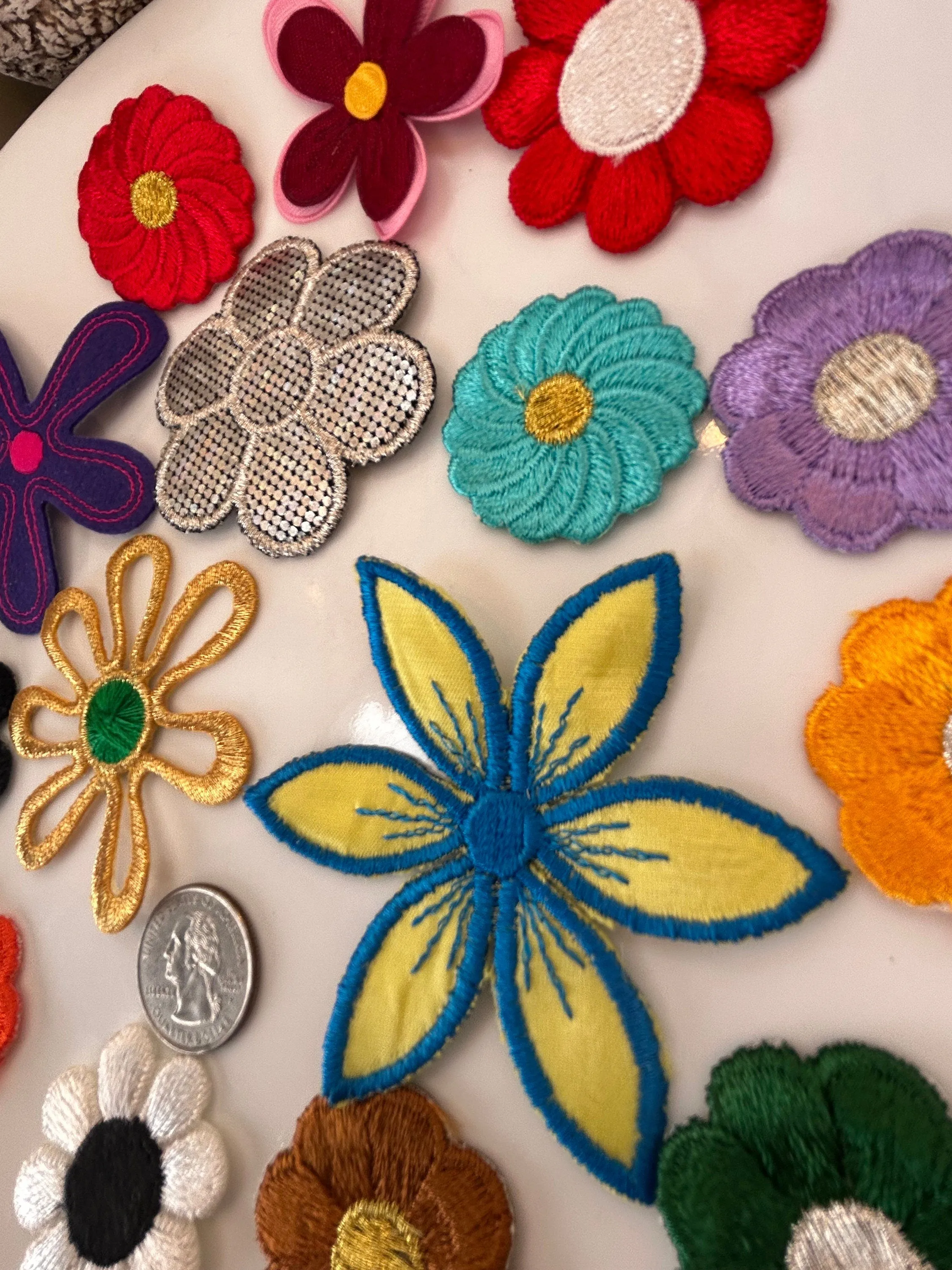 15 pieces FLORAL VINTAGE appliqués purple white black brown light blue yellow blue outline red flower iron on Patches #21