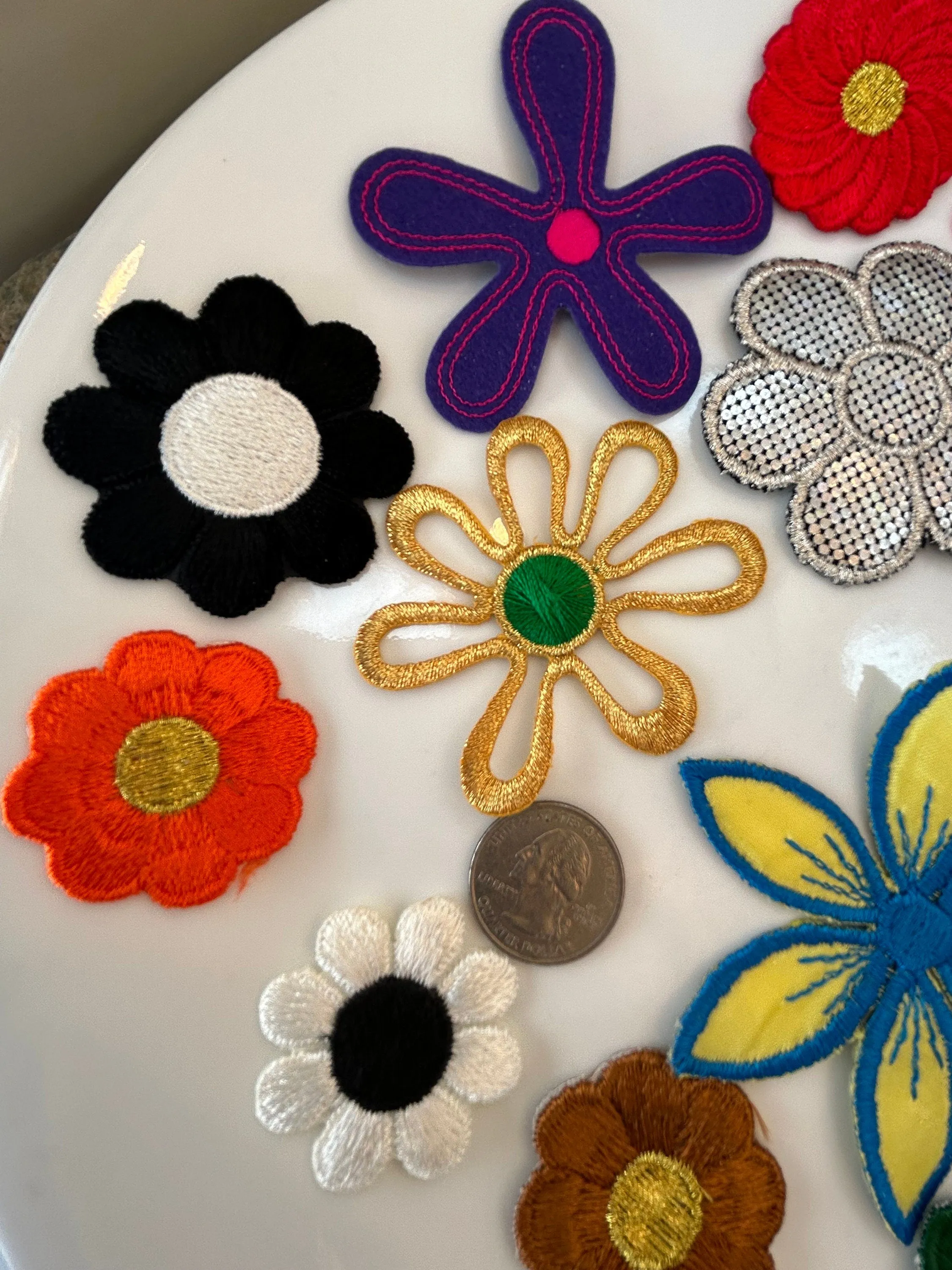 15 pieces FLORAL VINTAGE appliqués purple white black brown light blue yellow blue outline red flower iron on Patches #21