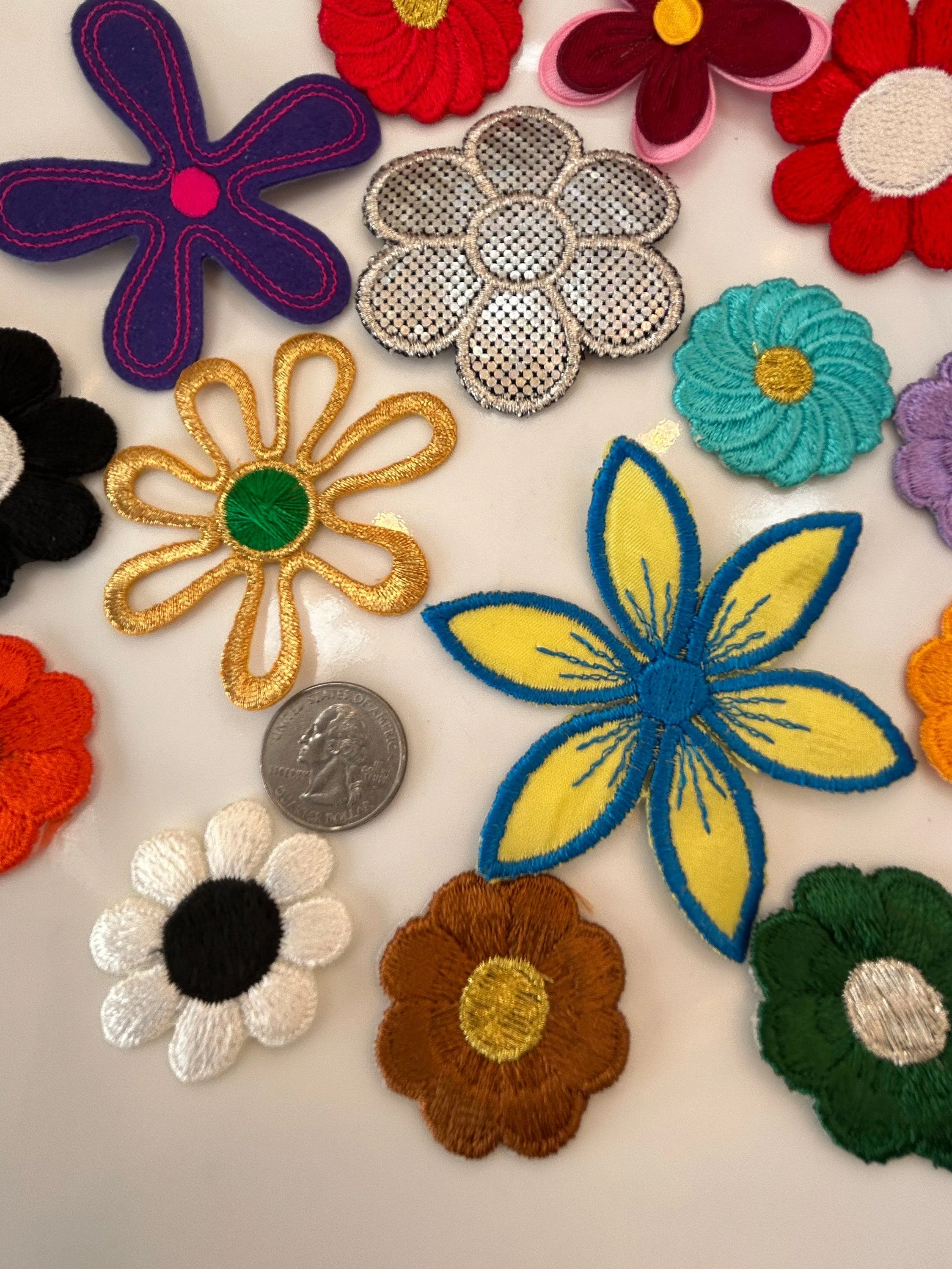 15 pieces FLORAL VINTAGE appliqués purple white black brown light blue yellow blue outline red flower iron on Patches #21