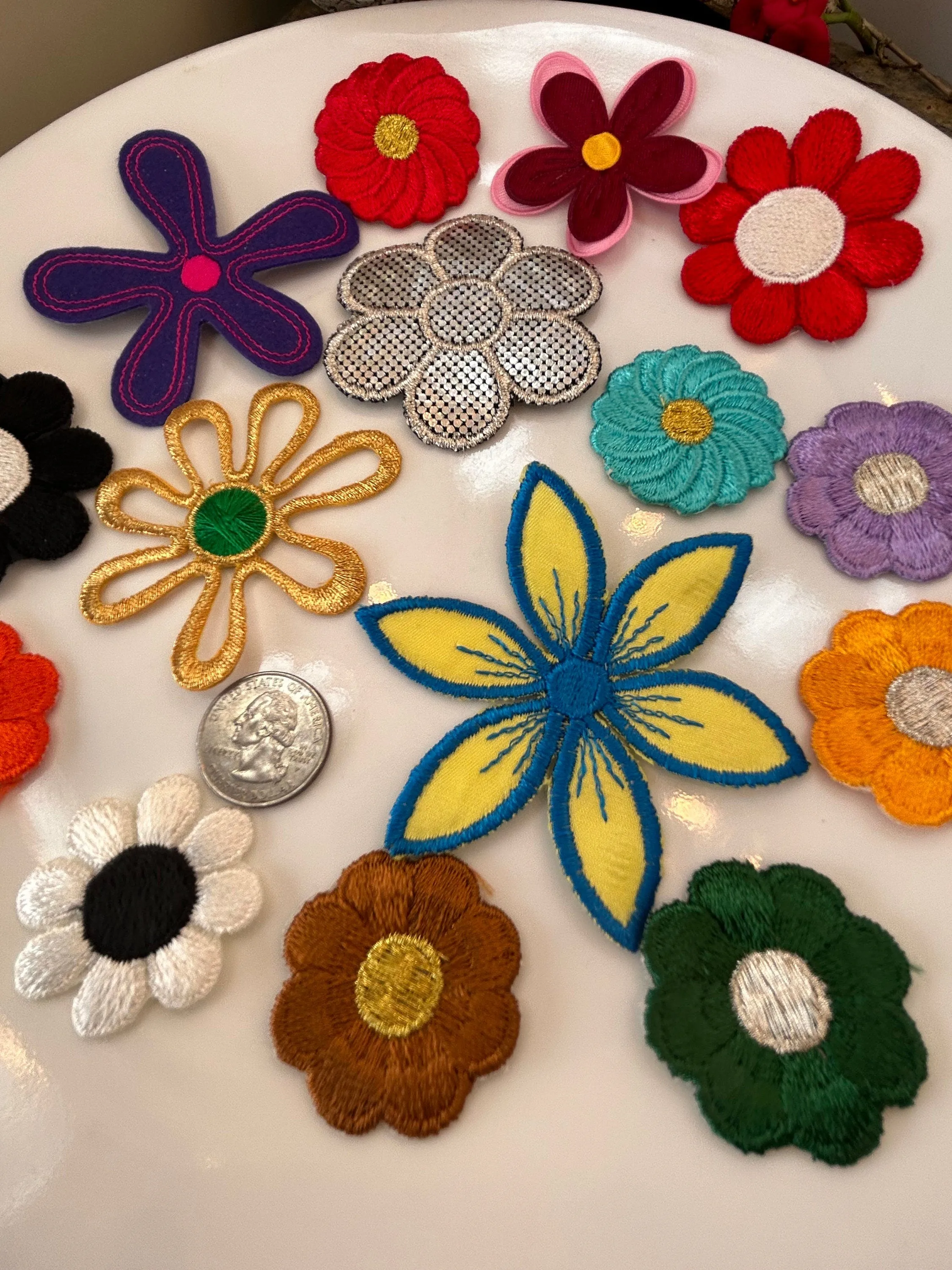 15 pieces FLORAL VINTAGE appliqués purple white black brown light blue yellow blue outline red flower iron on Patches #21