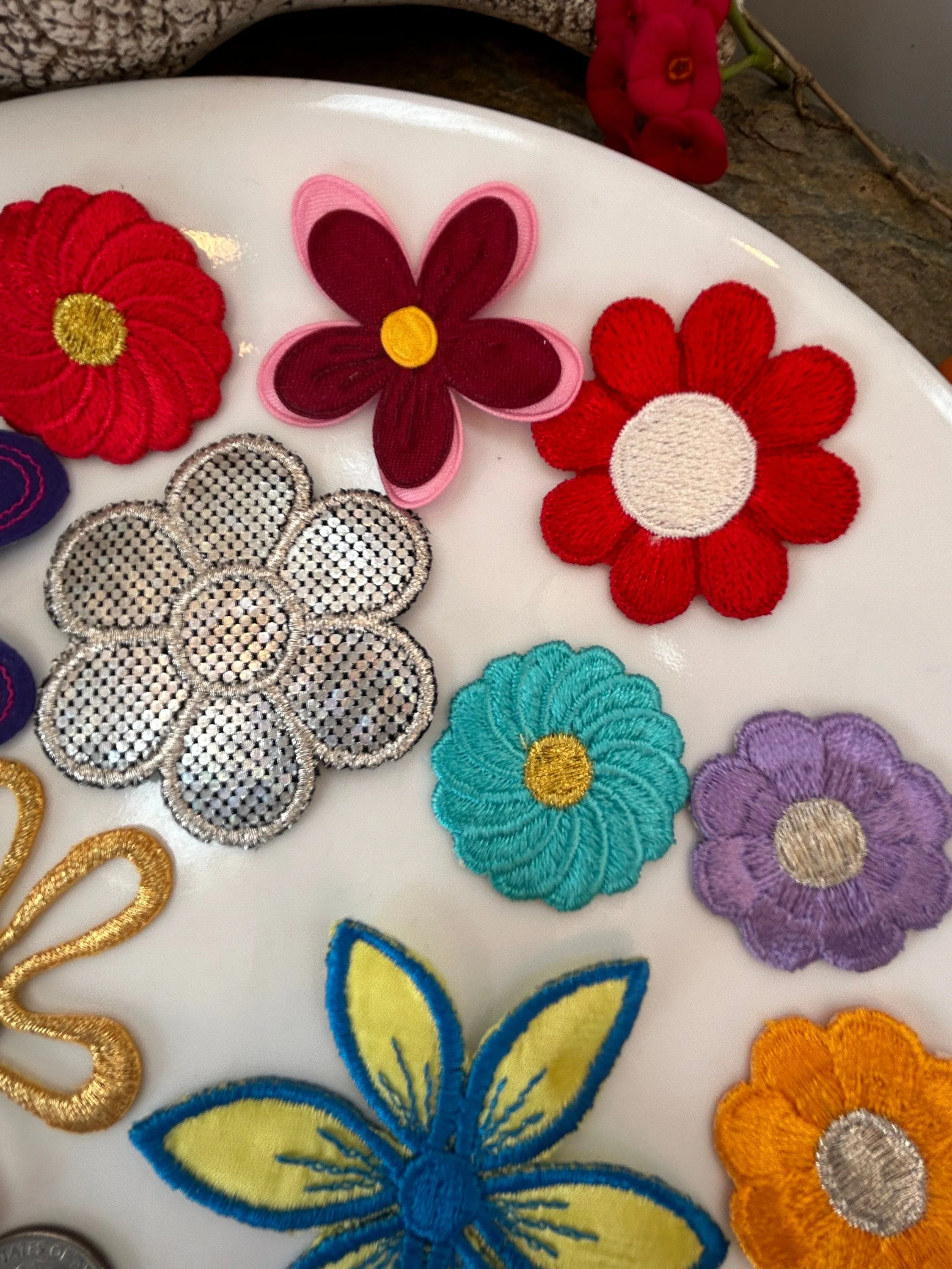 15 pieces FLORAL VINTAGE appliqués purple white black brown light blue yellow blue outline red flower iron on Patches #21
