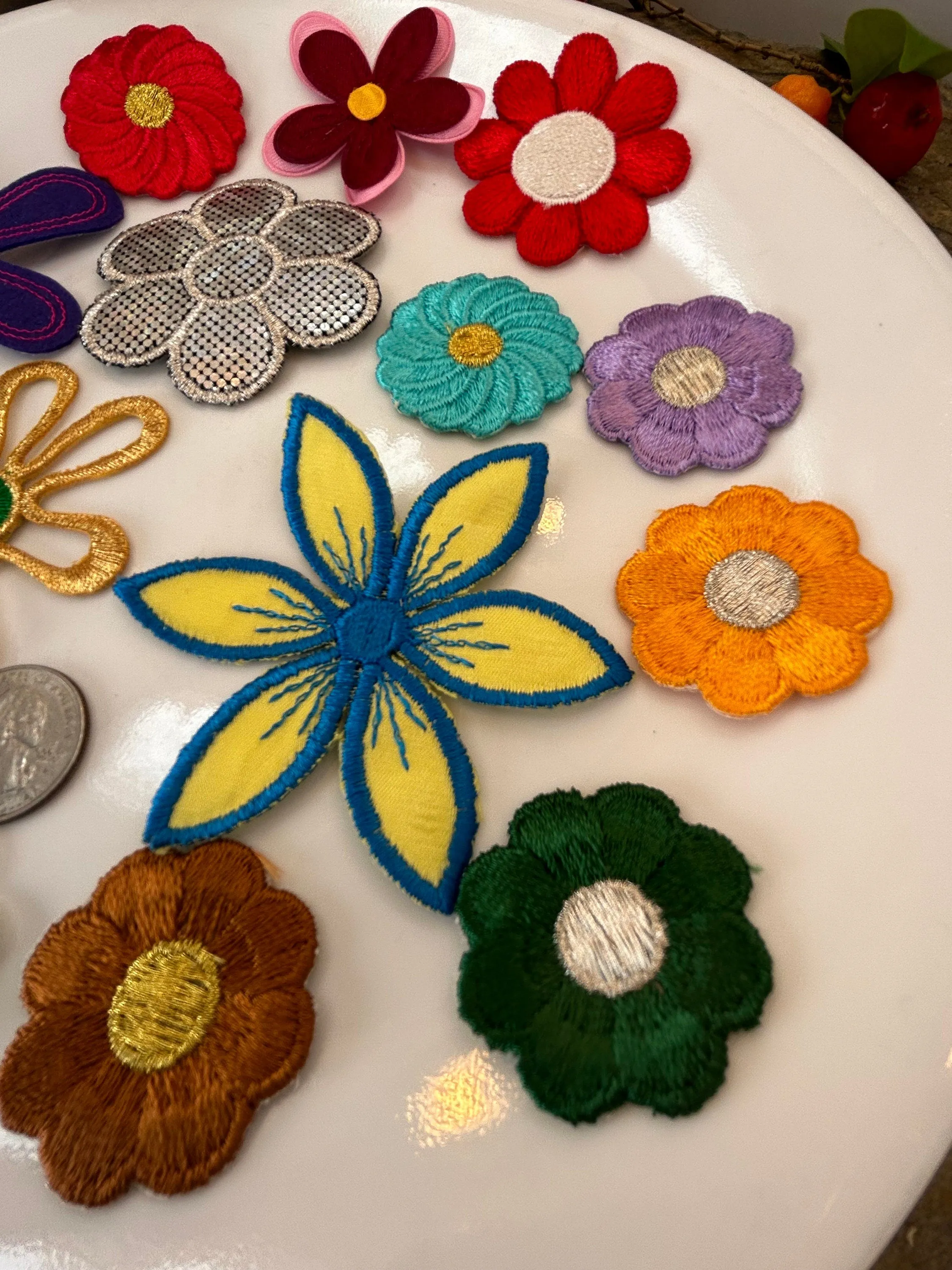 15 pieces FLORAL VINTAGE appliqués purple white black brown light blue yellow blue outline red flower iron on Patches #21