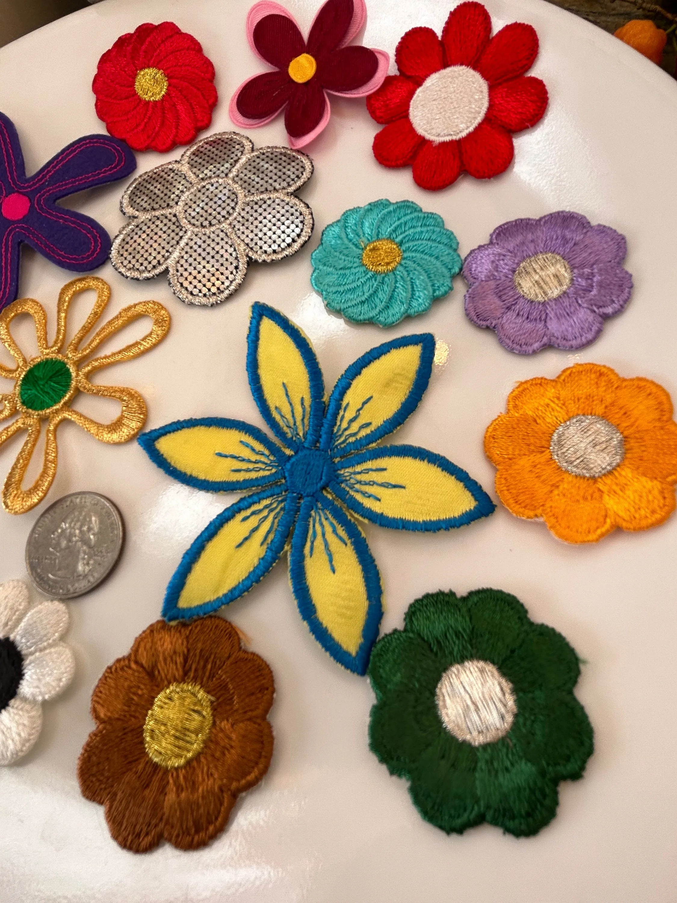 15 pieces FLORAL VINTAGE appliqués purple white black brown light blue yellow blue outline red flower iron on Patches #21