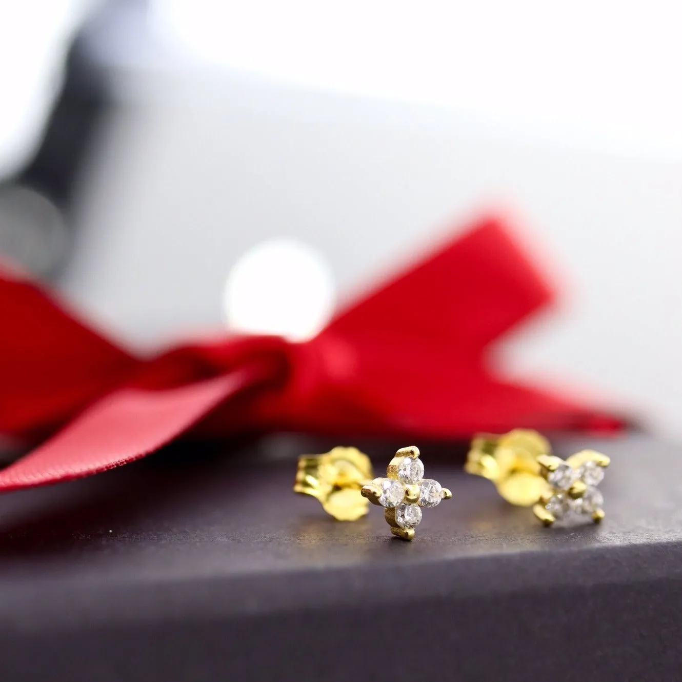 18k Gold Bebesita Flower Earrings