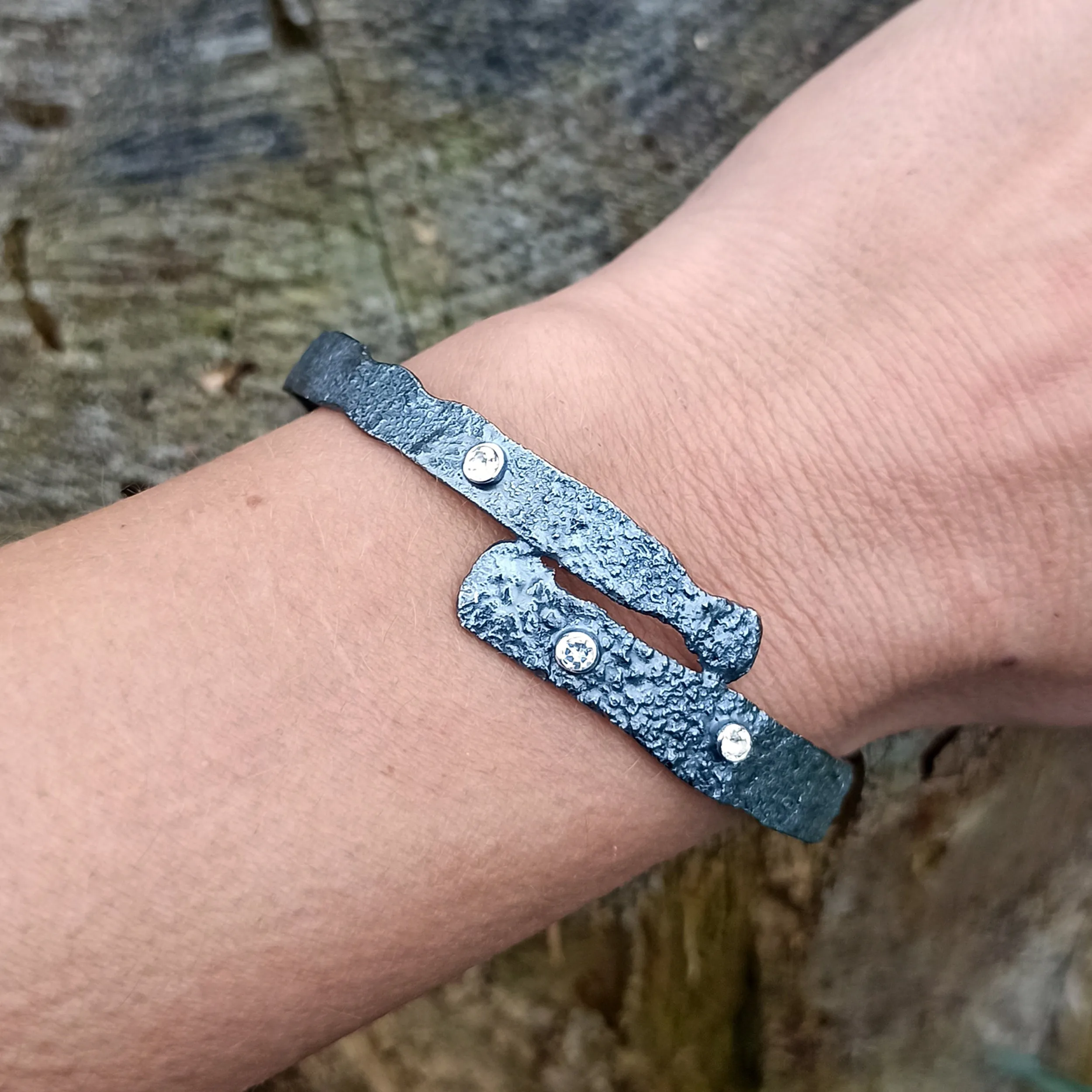 Algae bracelet Black with white topaz