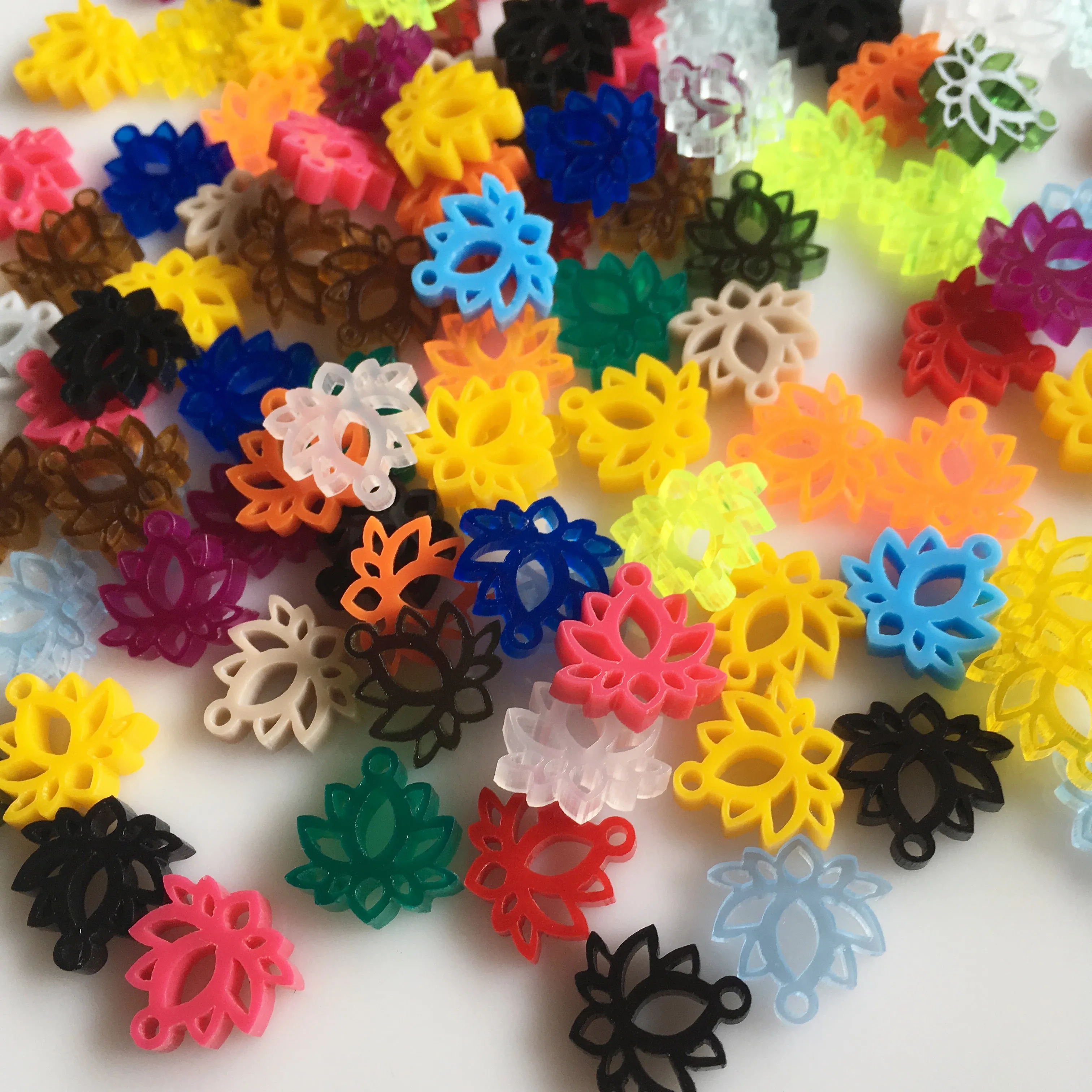 Holed Lotus Flower / 10 Pieces, 15mm