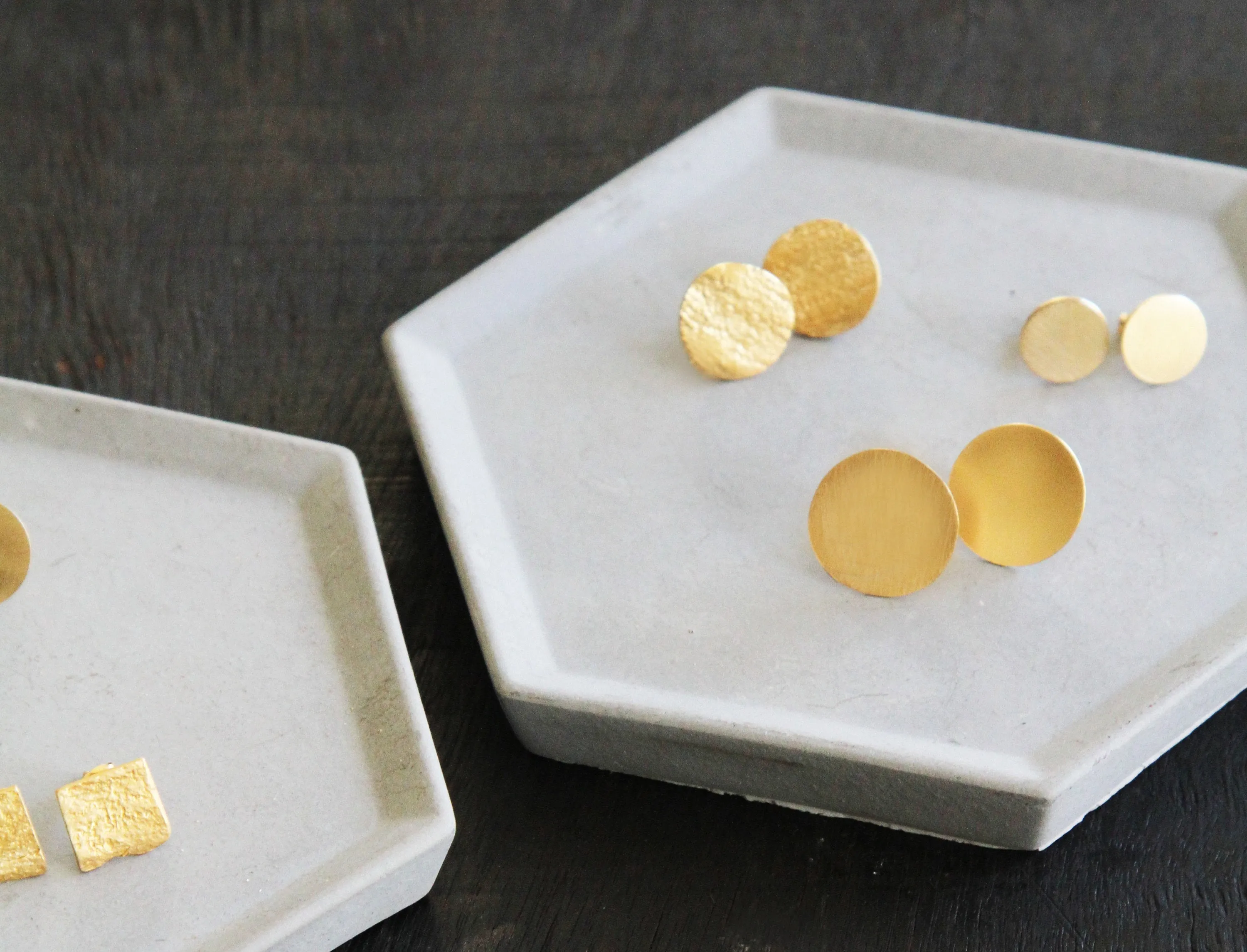 Plain Casual Minimalist Round Gold Studs Earrings