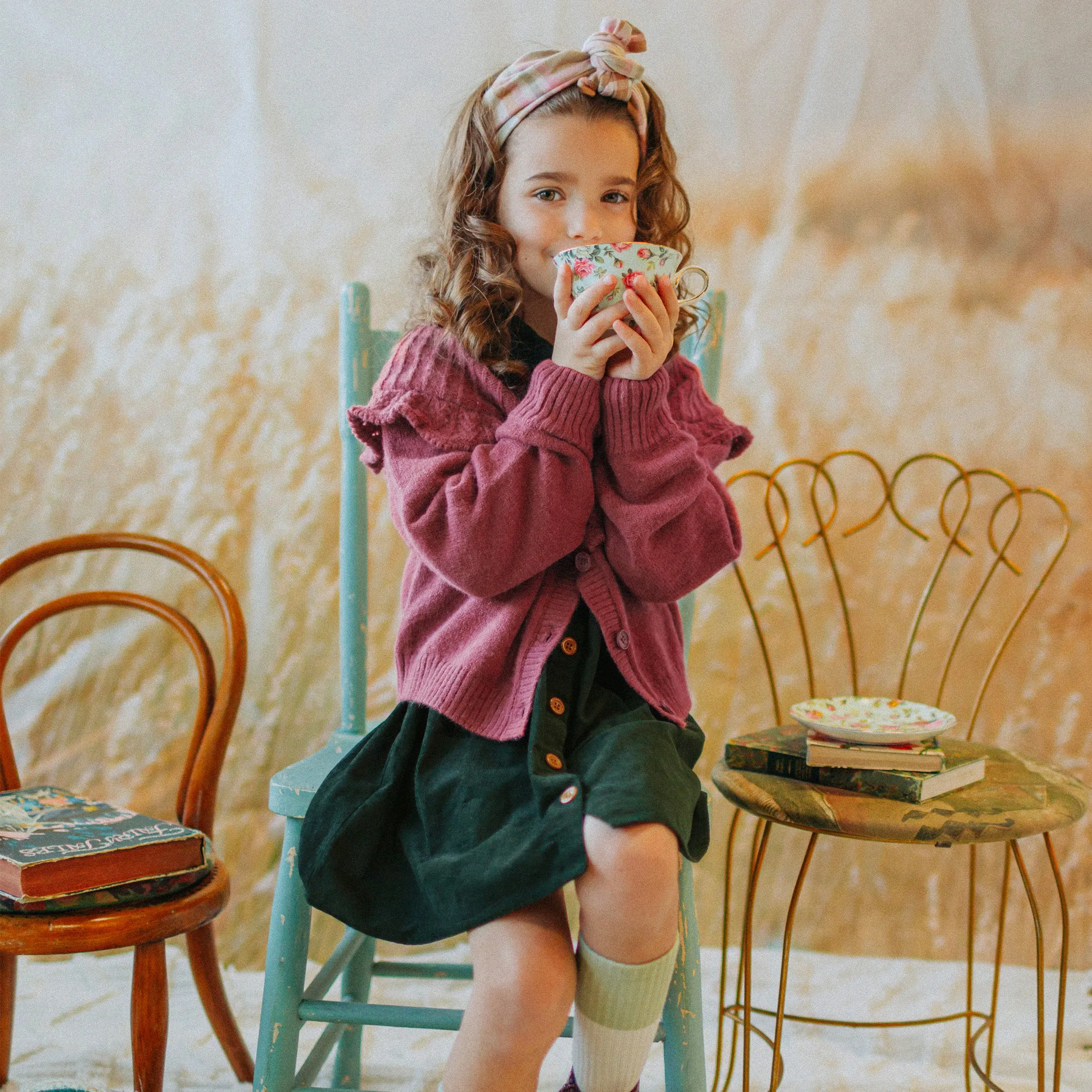 Robe vert foncé avec broderies en velours côtelé, enfant || Dark green dress with embroideries in corduroy, child