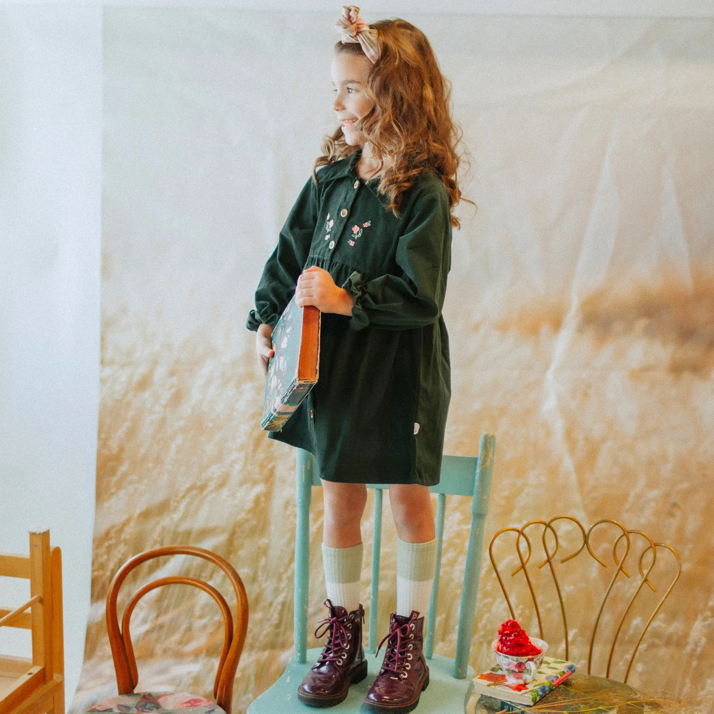 Robe vert foncé avec broderies en velours côtelé, enfant || Dark green dress with embroideries in corduroy, child