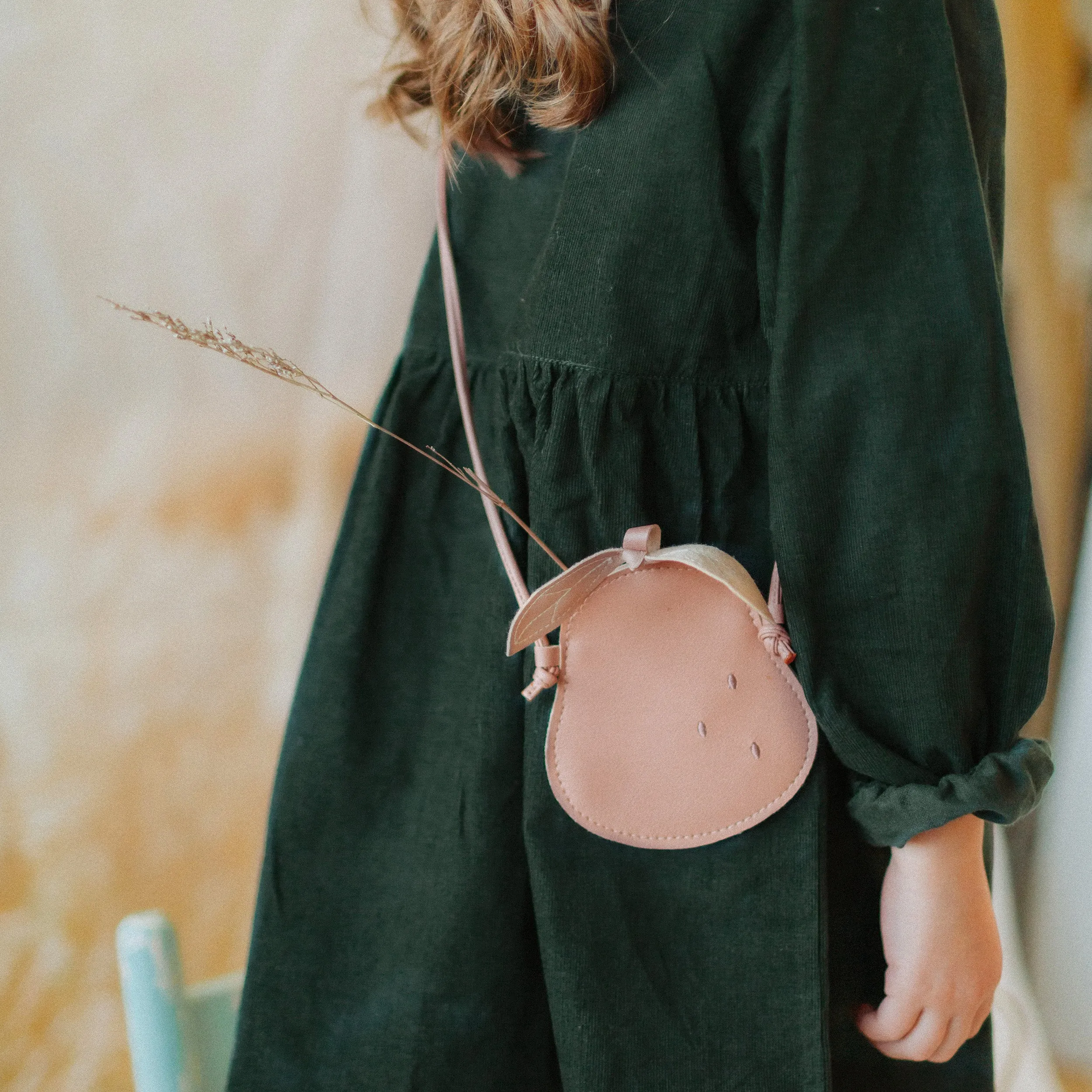 Robe vert foncé avec broderies en velours côtelé, enfant || Dark green dress with embroideries in corduroy, child