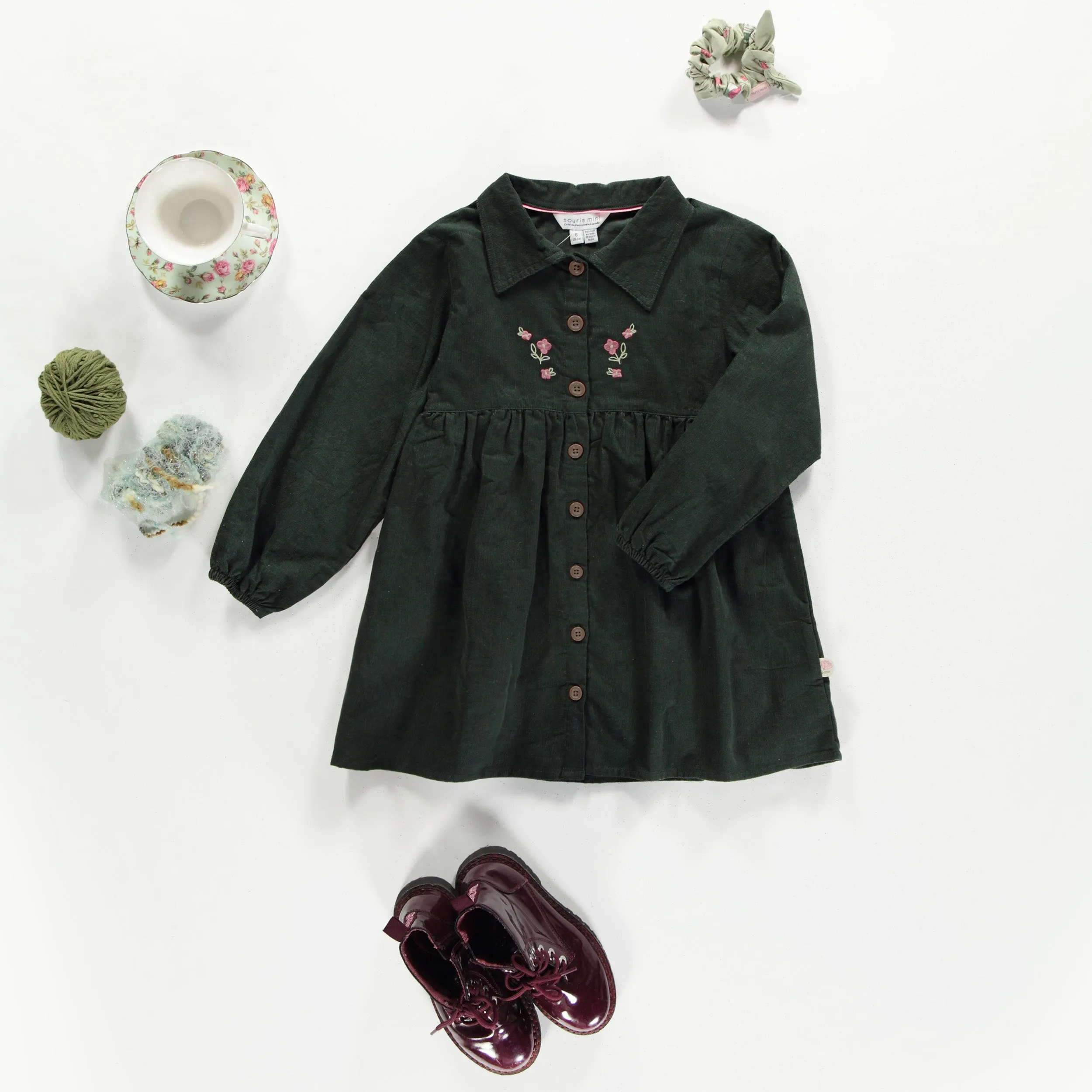 Robe vert foncé avec broderies en velours côtelé, enfant || Dark green dress with embroideries in corduroy, child