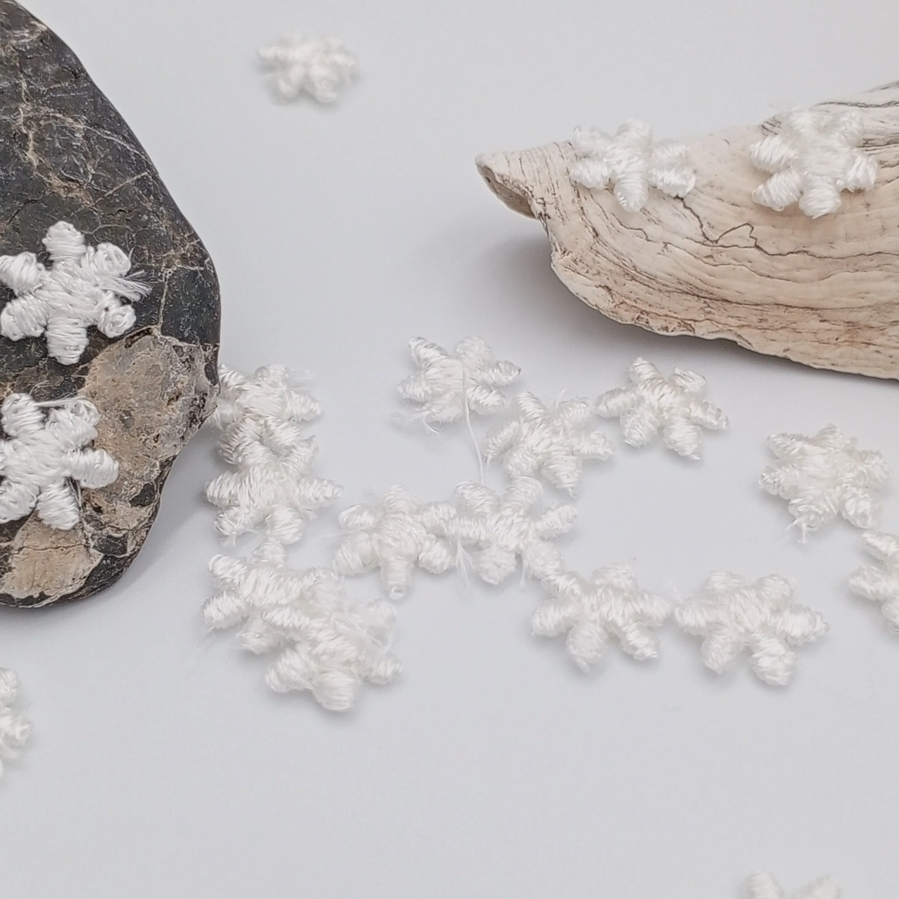 VINTAGE appliques cute tiny white flower embroidery Patches #329