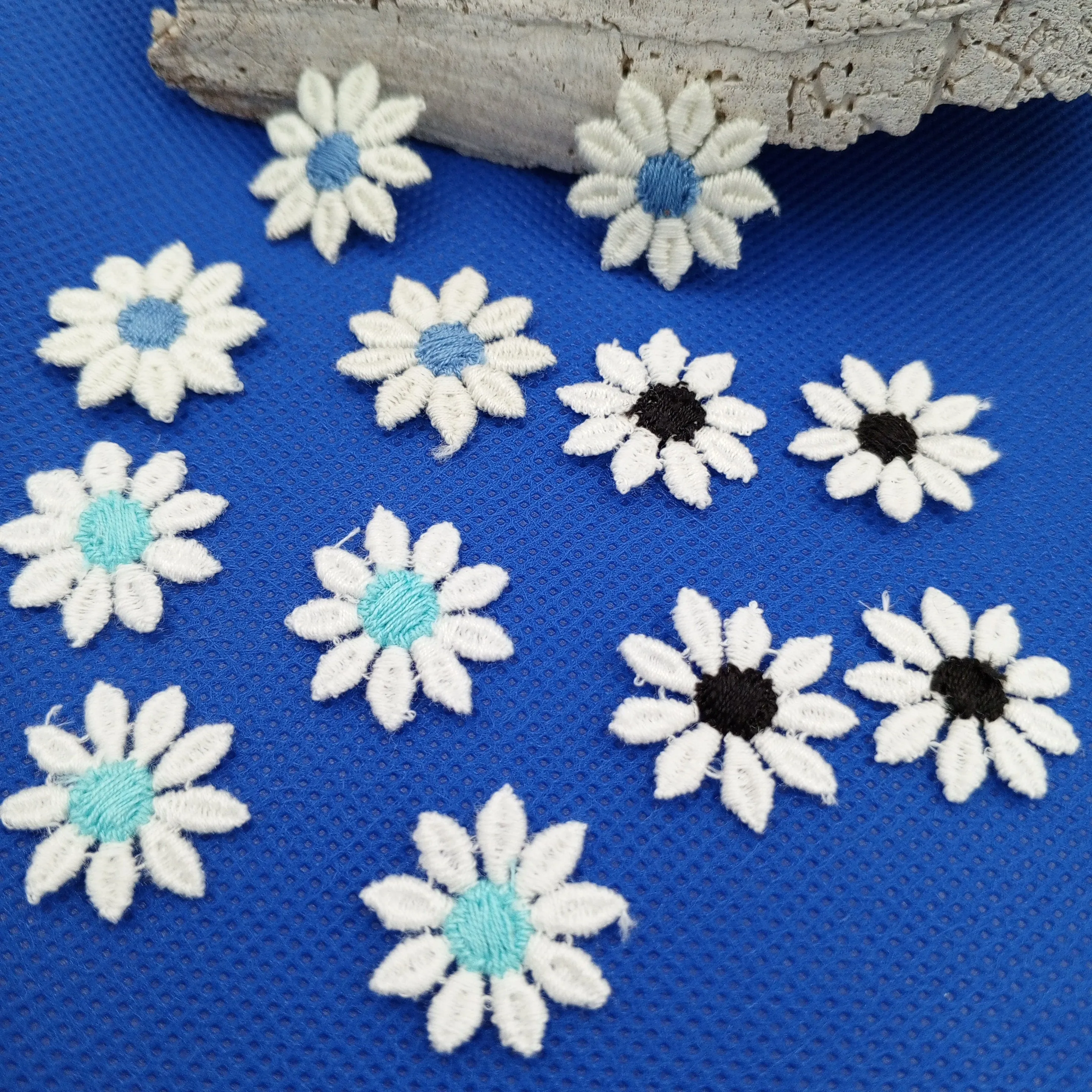 VINTAGE appliques cute white dot flower embroidery Patches #323