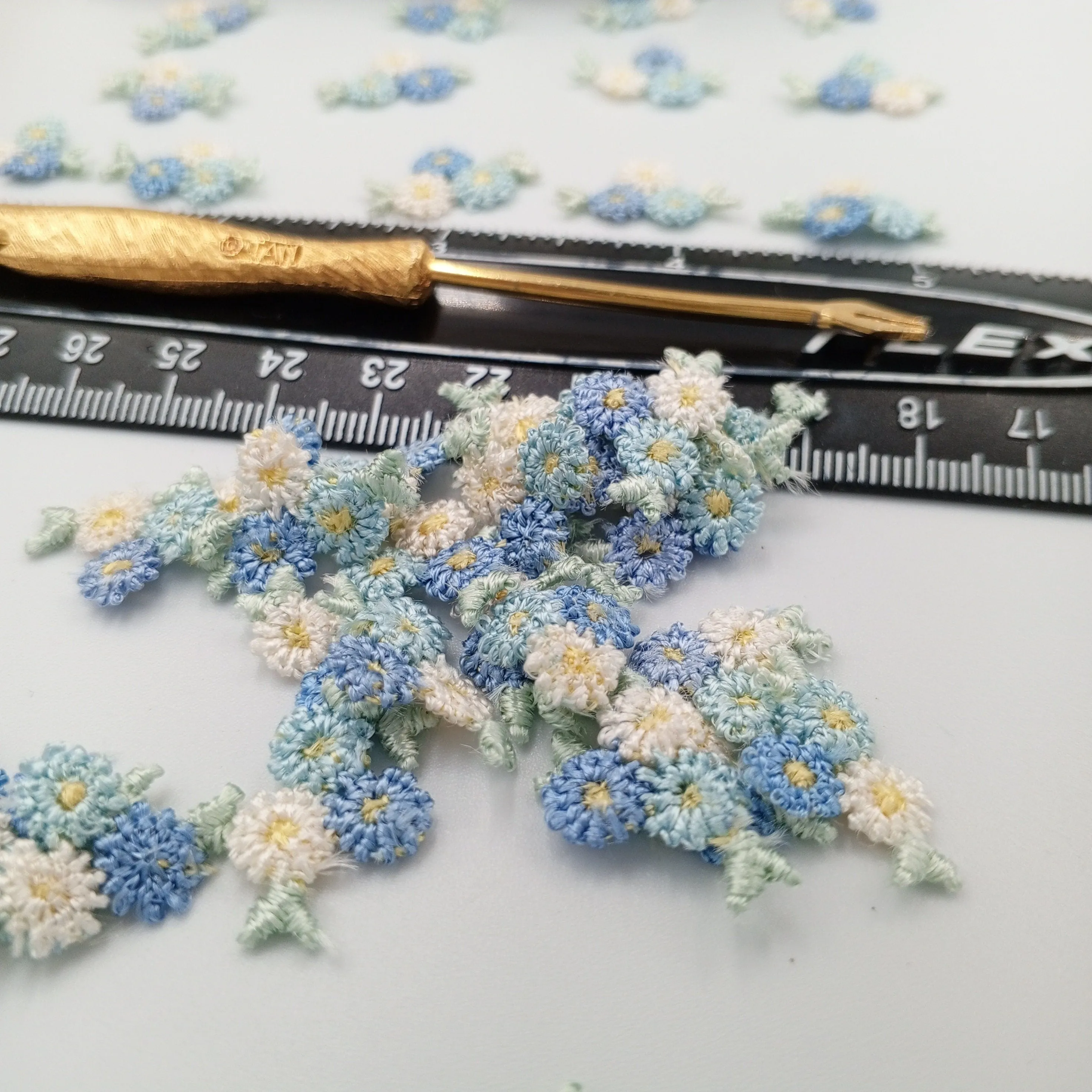 VINTAGE appliques cute white green blue flower embroidery Patches #317