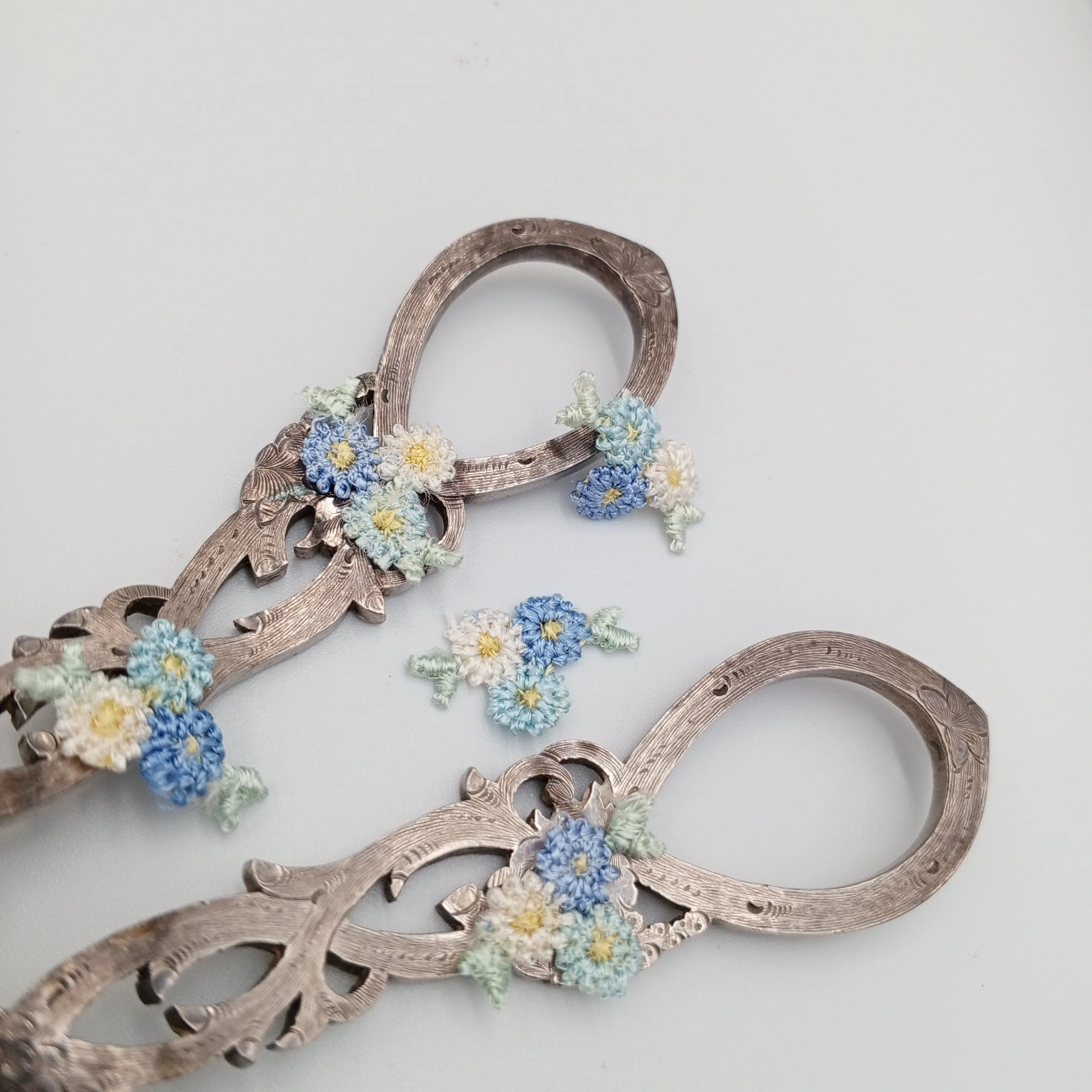 VINTAGE appliques cute white green blue flower embroidery Patches #317