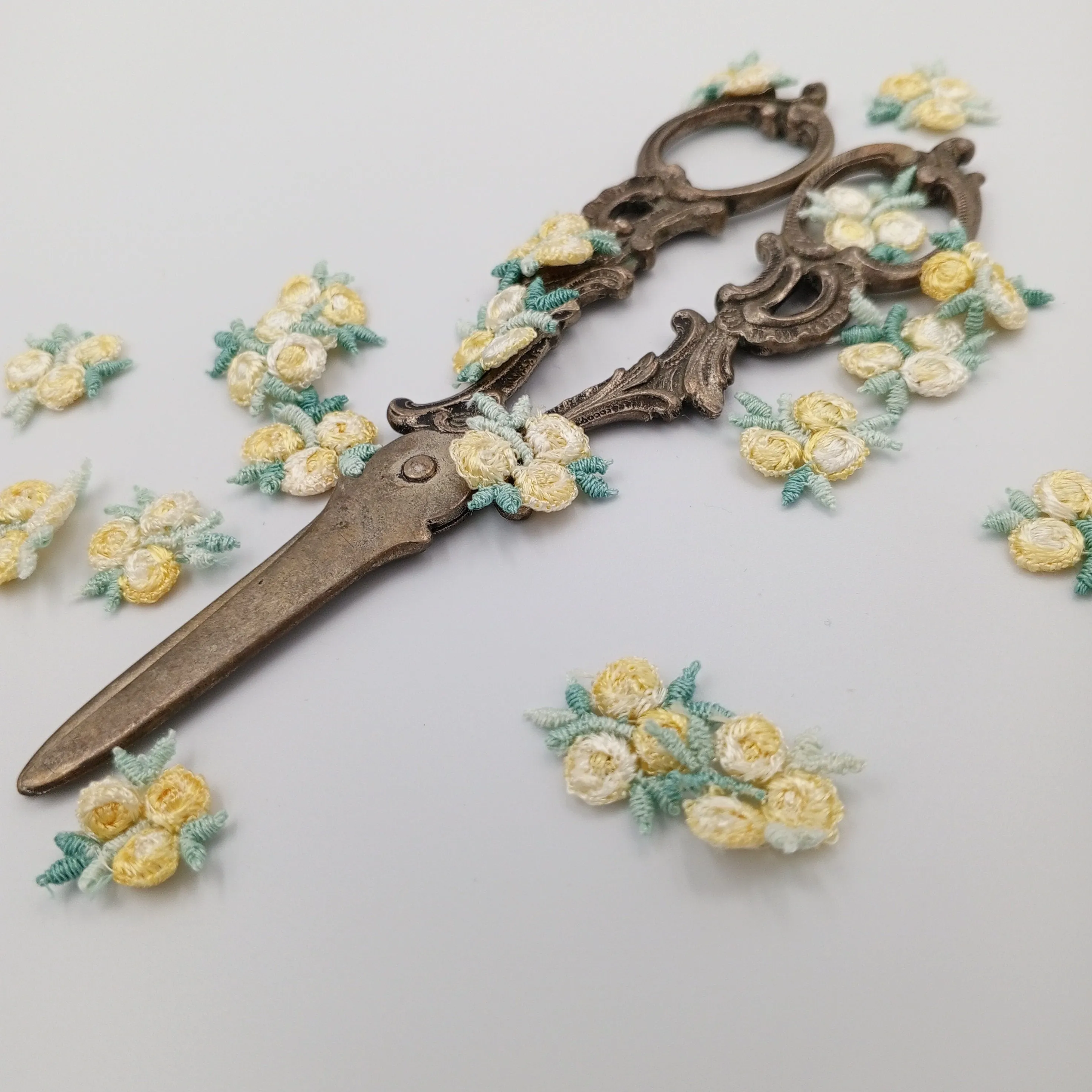 VINTAGE appliques cute white light yellow flower embroidery Patches #306