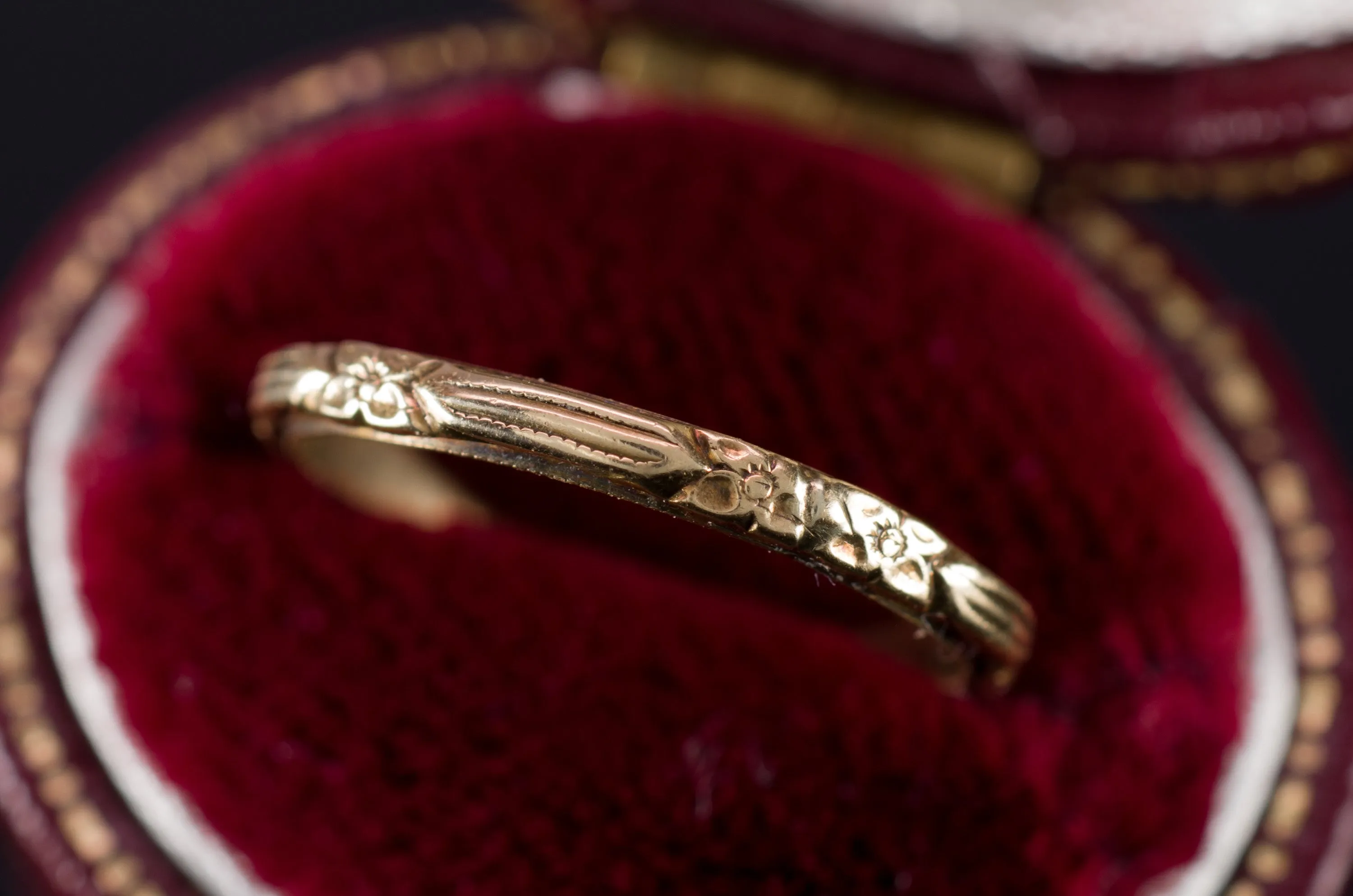 VINTAGE ETCHED  YELLOW GOLD BAND